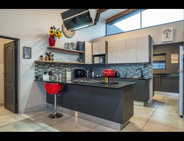 5 BEDROOM HOUSE FOR SALE IN ISLAND VIEW